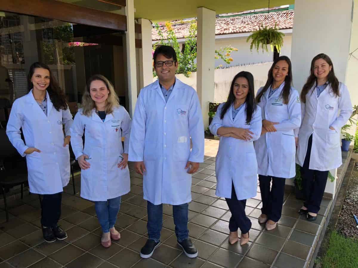 Médicos E Enfermeiras Tratando De Doenças E Salvando Pessoas Em